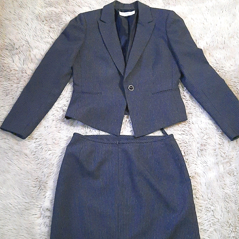 Tahari women's gray suit